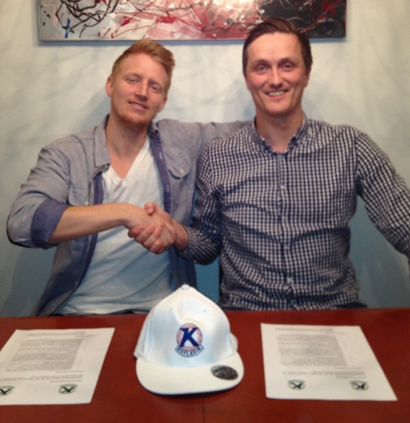 Arnar Freyr skrifar undir samning - Stutt spjall við síðasta hlekk Keflavíkurkeðjunnar