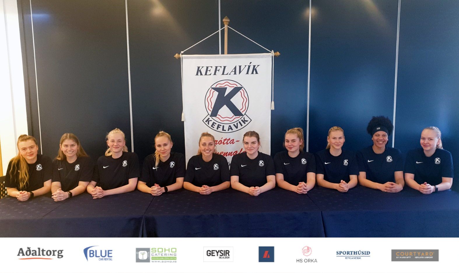 Litlu slátrararnir skrifa undir í Blue-Höllinni