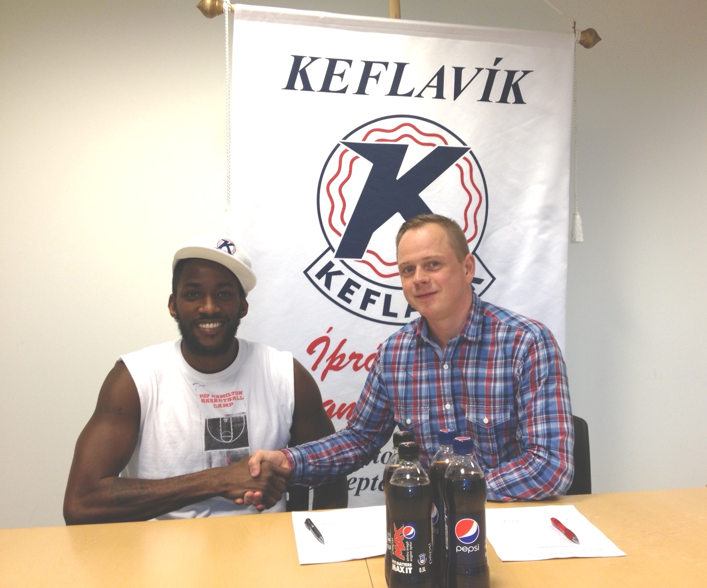 Darrel Lewis framlengir